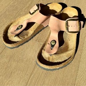 Pink oiled Gizeh sandal with big gold buckle